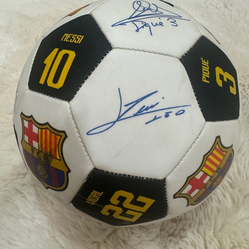 Barcelona Team signed ball (messi, suarez, pique, etc..)